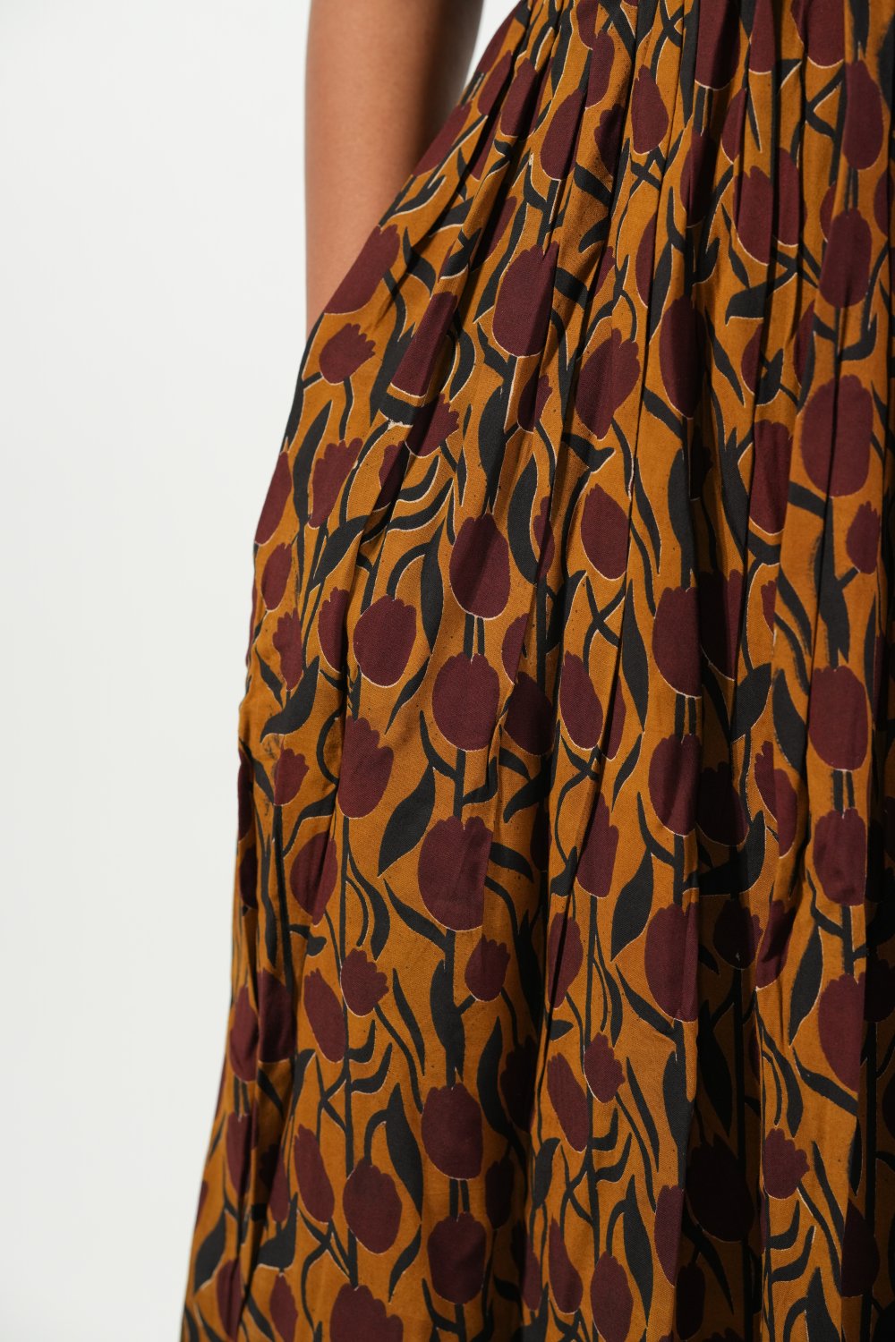 Caphands Alia-Cut Dress (Brown - Maroon Floral)